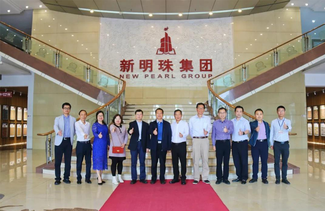 中国建材工业规划研究院院长曾令荣一行走进新明珠，共商行业发展大计