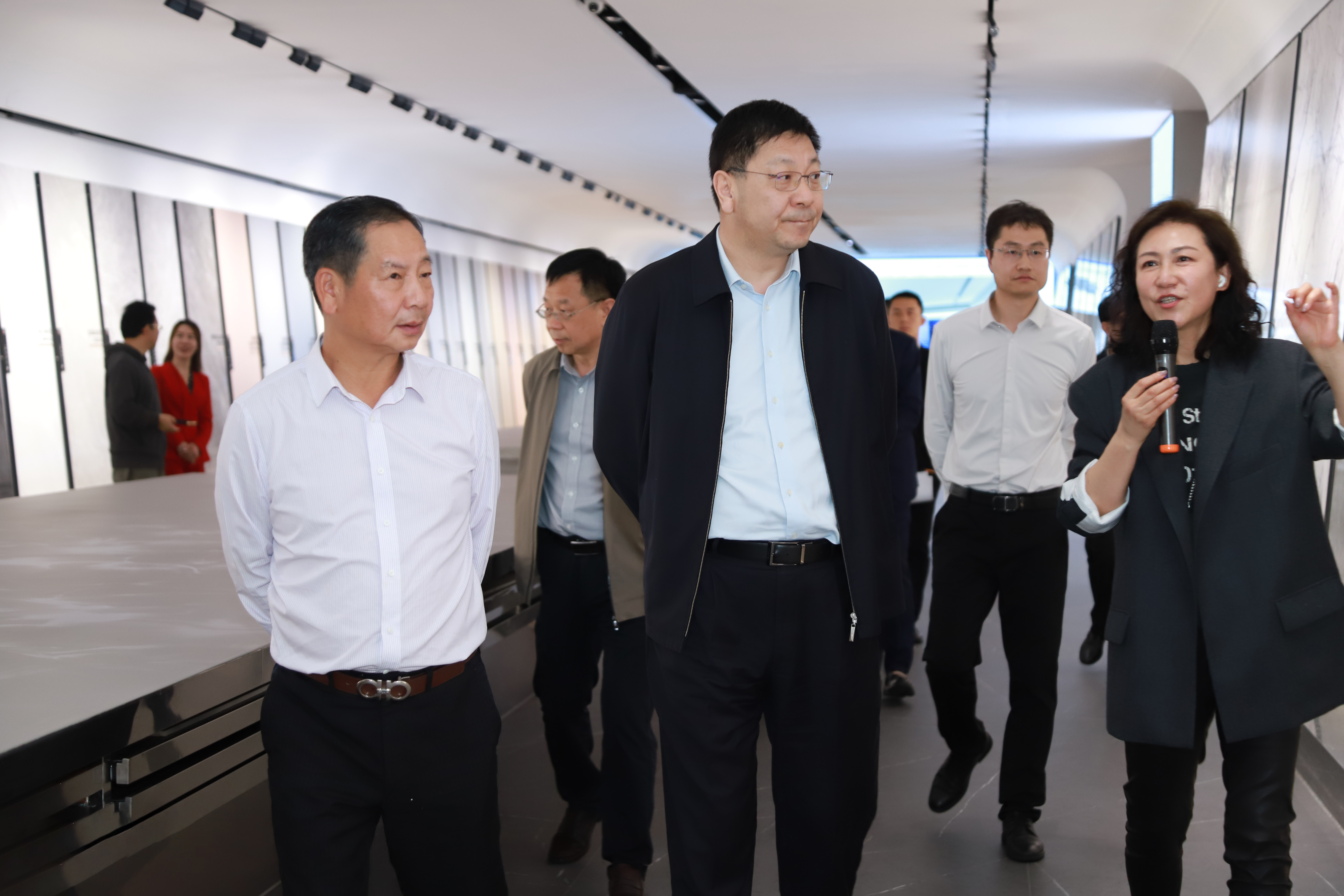 佛山市委副书记、市长白涛一行莅临新明珠集团考察指导工作